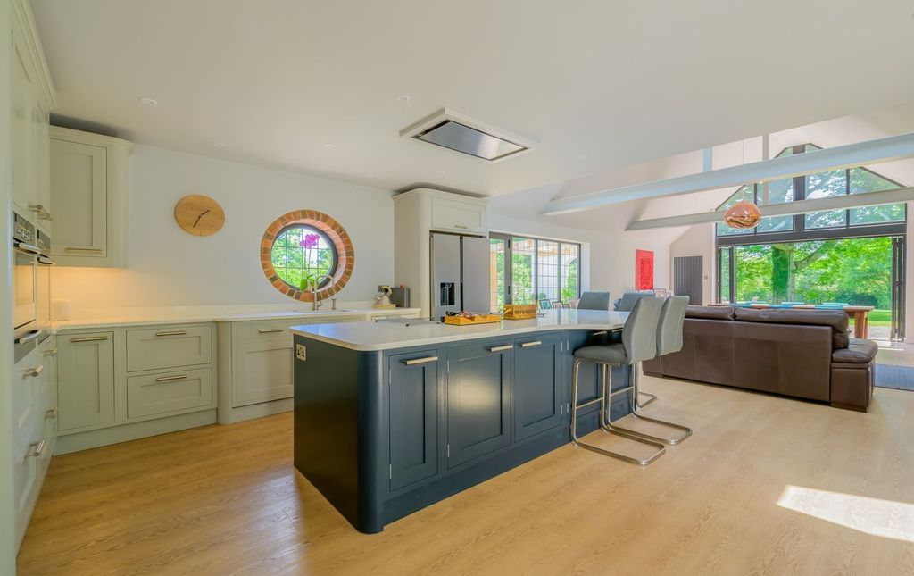 Property photo 2 of 33