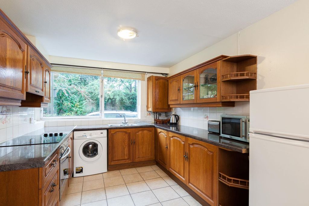 Property photo 3 of 10 99 Ericcson Close Sw18-8.Jpg