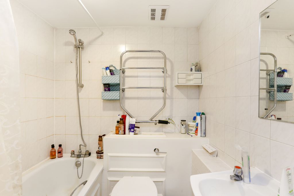 Property photo 3 of 7 Bathroom