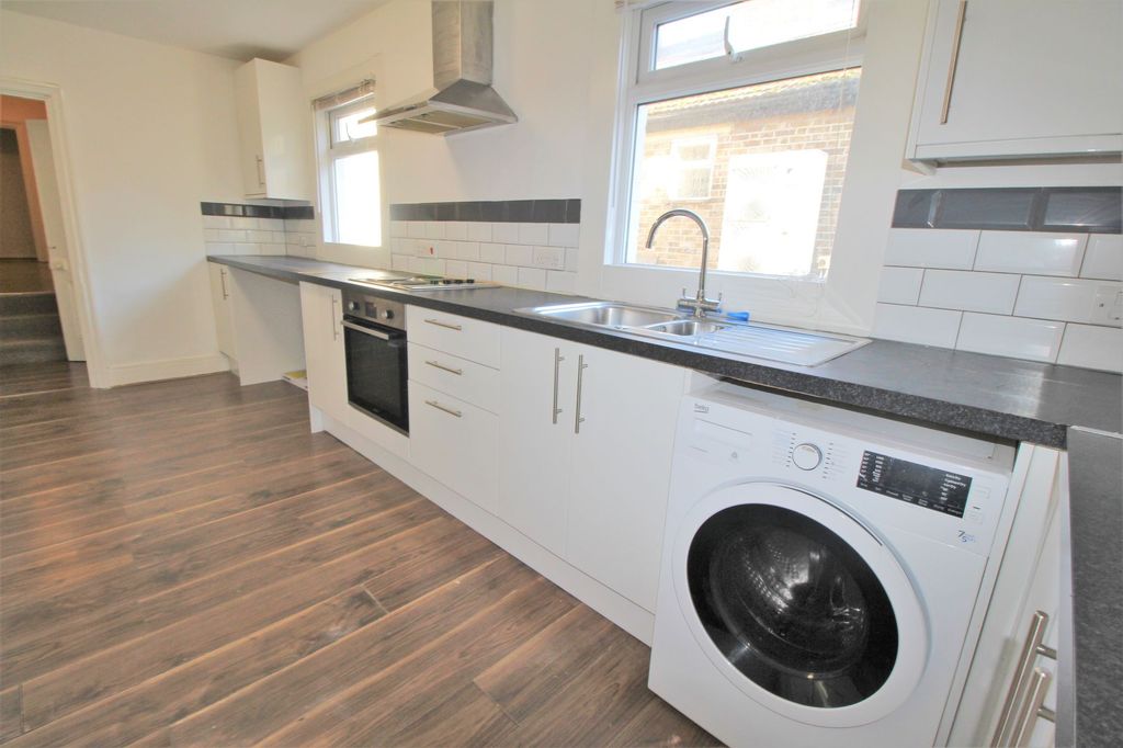 Property photo 1 of 10 Kitchen
