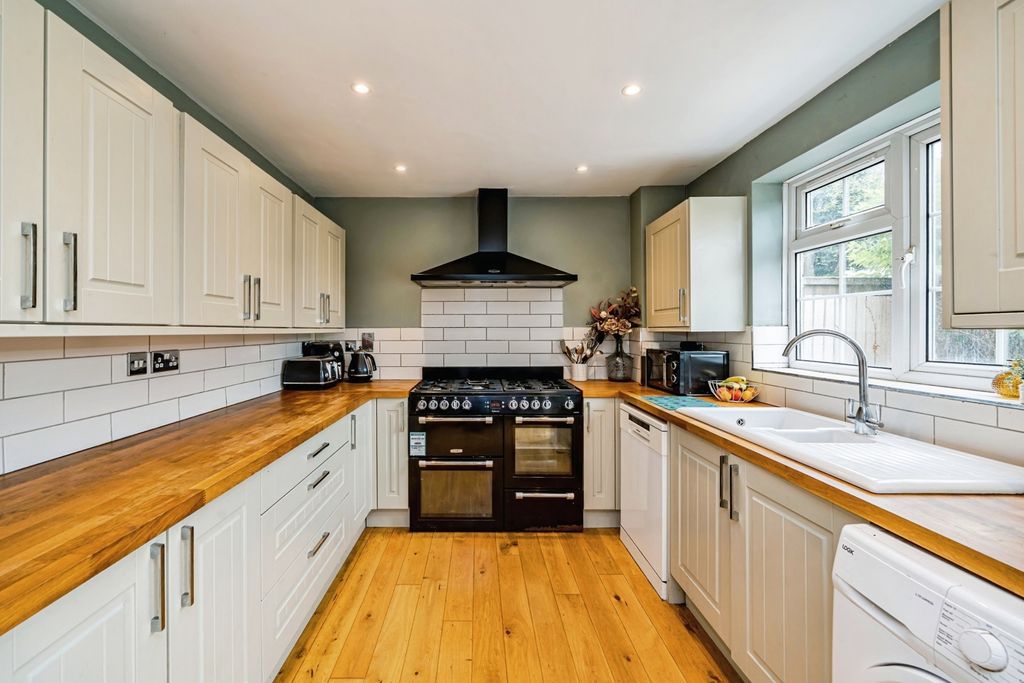 Property photo 2 of 18 Kitchen
