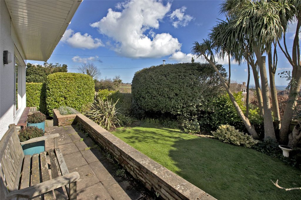 Property photo 2 of 12 Garden