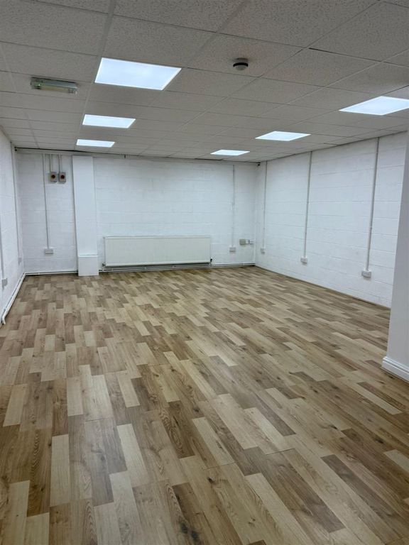 Property photo 3 of 7 Main Roomspace