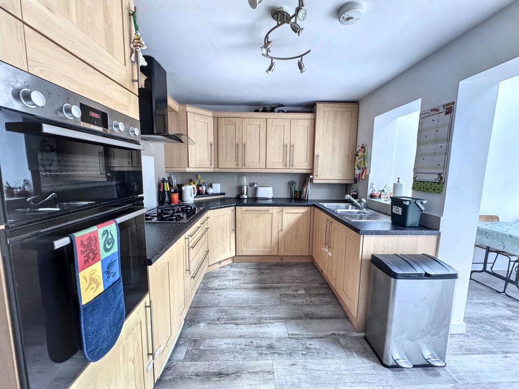 Property photo 3 of 27