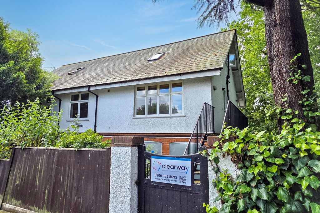 Property photo 3 of 18 Scott Lodge, 5 Brent Road, Brentford, Tw8 8Bp