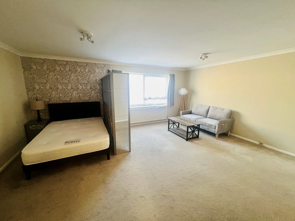 Property photo 2 of 12 Studio