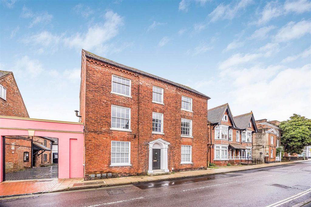 Property photo 1 of 14 Flat 2, 21, Elmore Court, East Street, Havant-Smal
