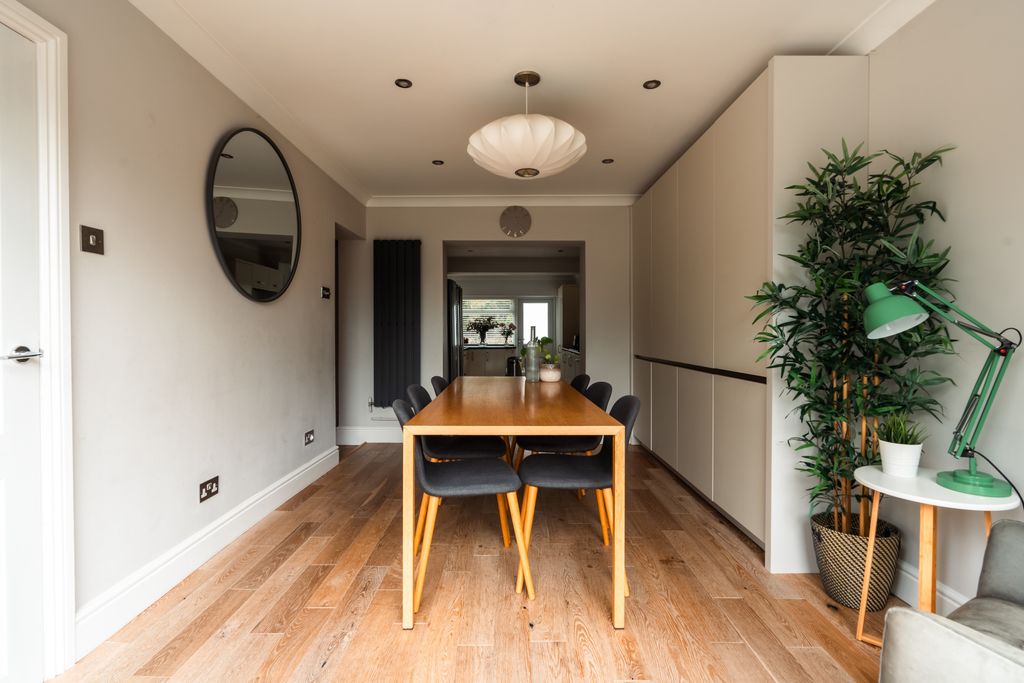 Property photo 3 of 33 Dining 2