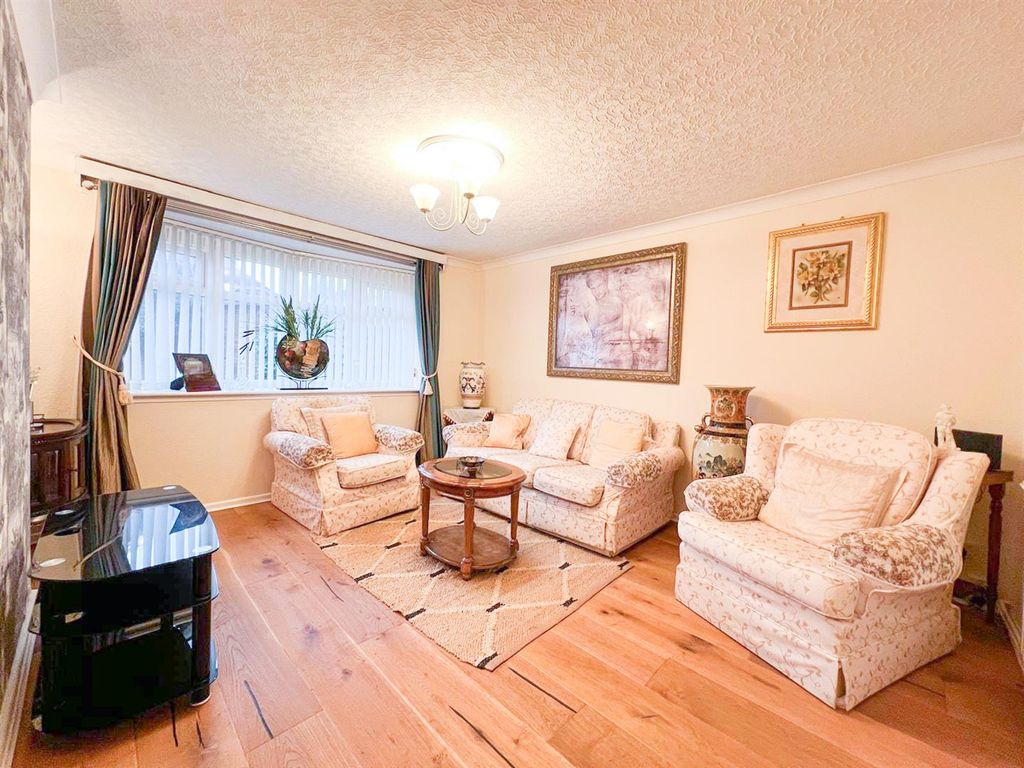 Property photo 3 of 21 Lounge