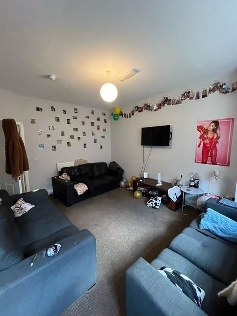 Property photo 2 of 11 Bright, Comfortable Communal Lounge With Multiple ...