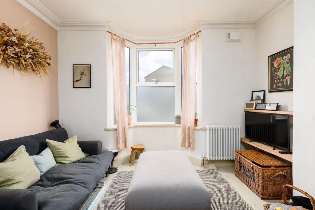 Property photo 3 of 28 15 Gadshill Road-11.Jpg