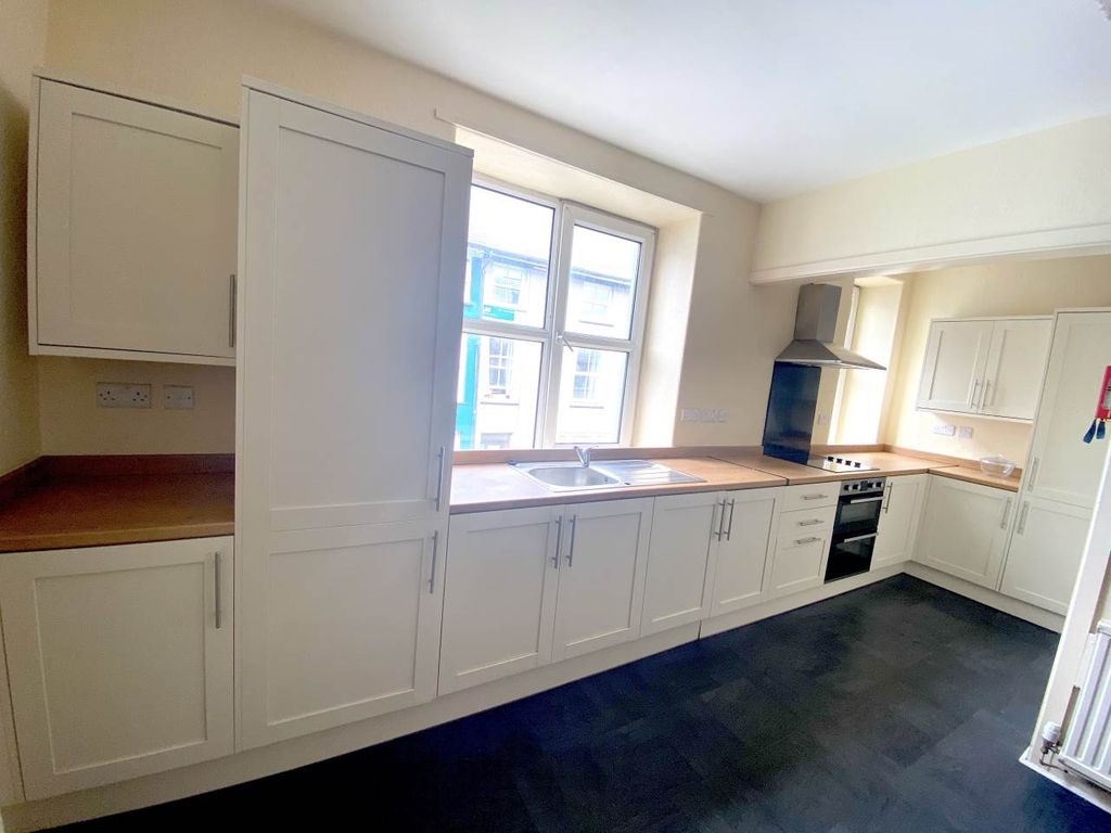 Property photo 3 of 10 Kitchen