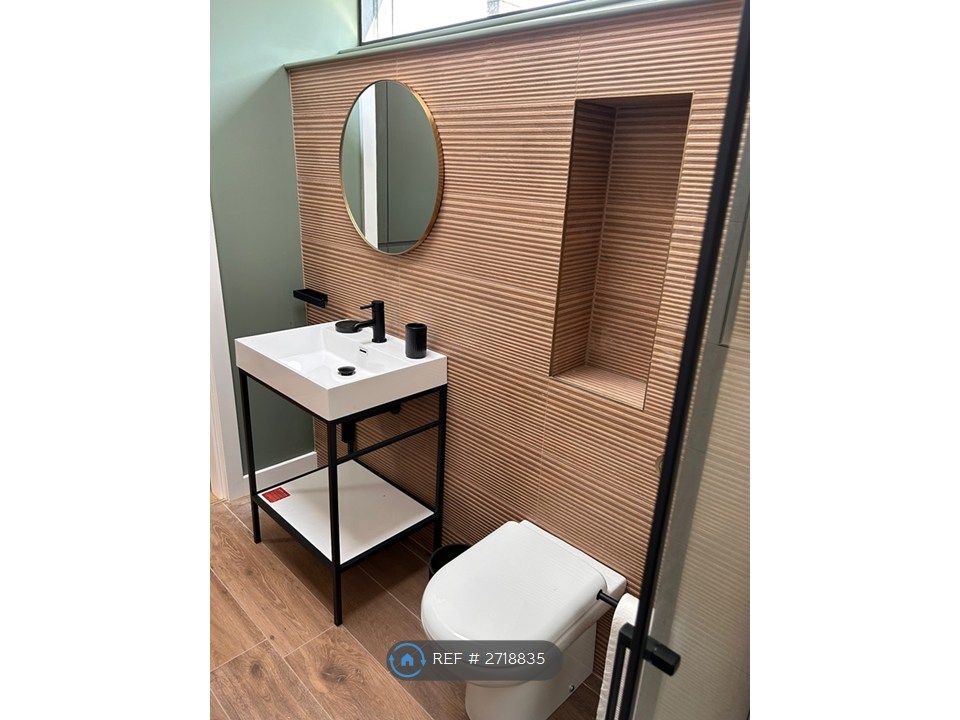 Property photo 2 of 9 Bathroom