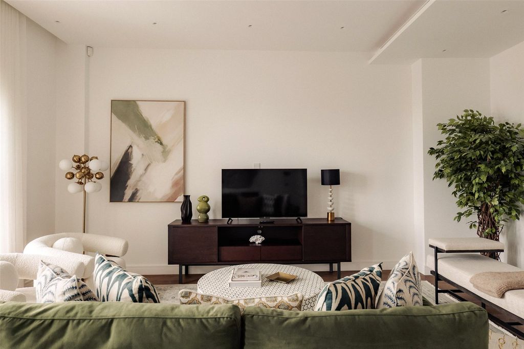 Property photo 2 of 20 Seating