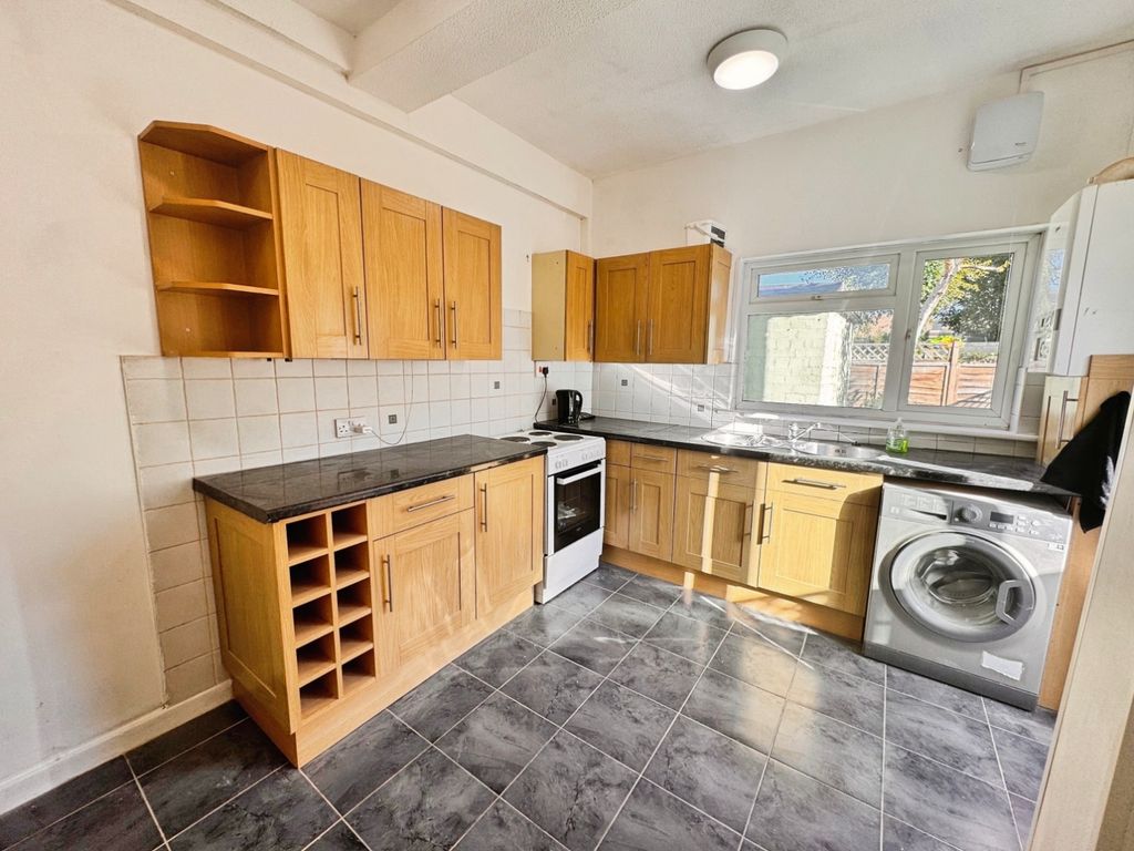 Property photo 3 of 7 Kitchen