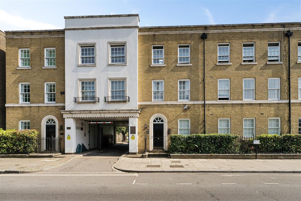 Property photo 1 of 20 Pickering Close, E9