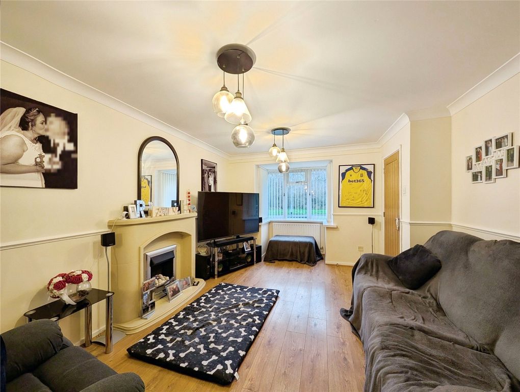 Property photo 2 of 17 Lounge Area