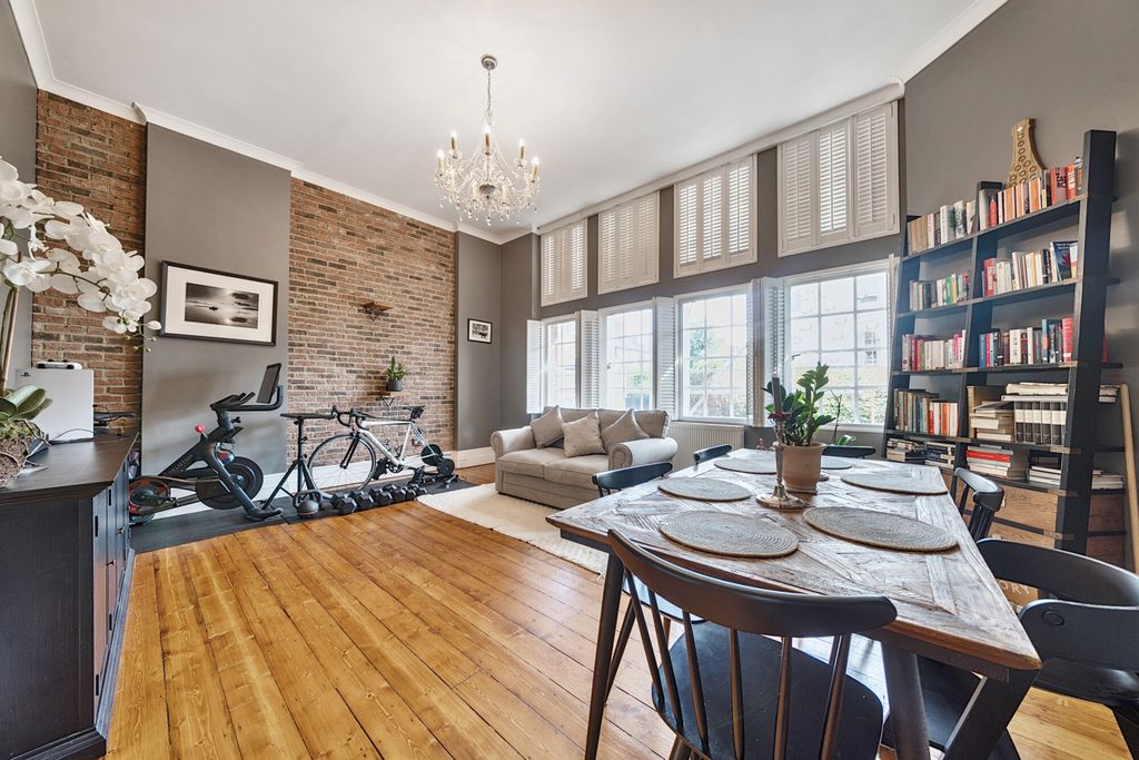 Property photo 1 of 21 Lounge