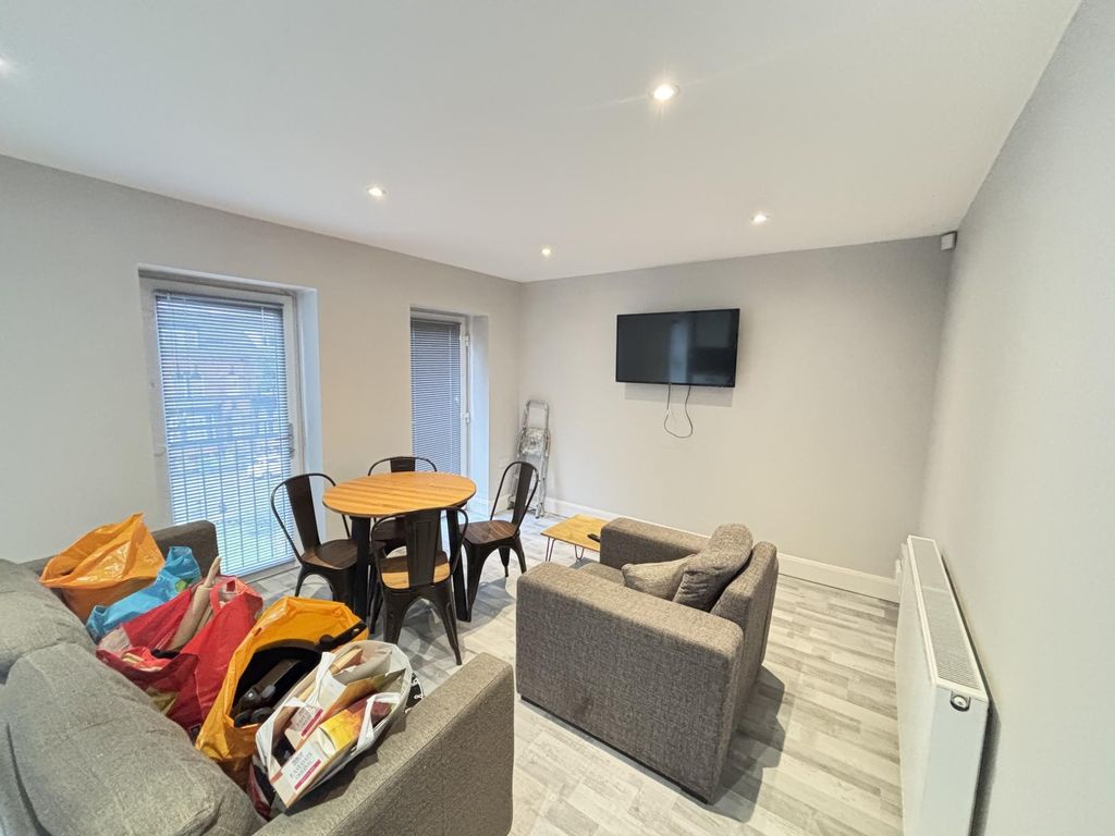 Property photo 2 of 7 Bright, Modern Living Area With Neutral Decor, Wal...