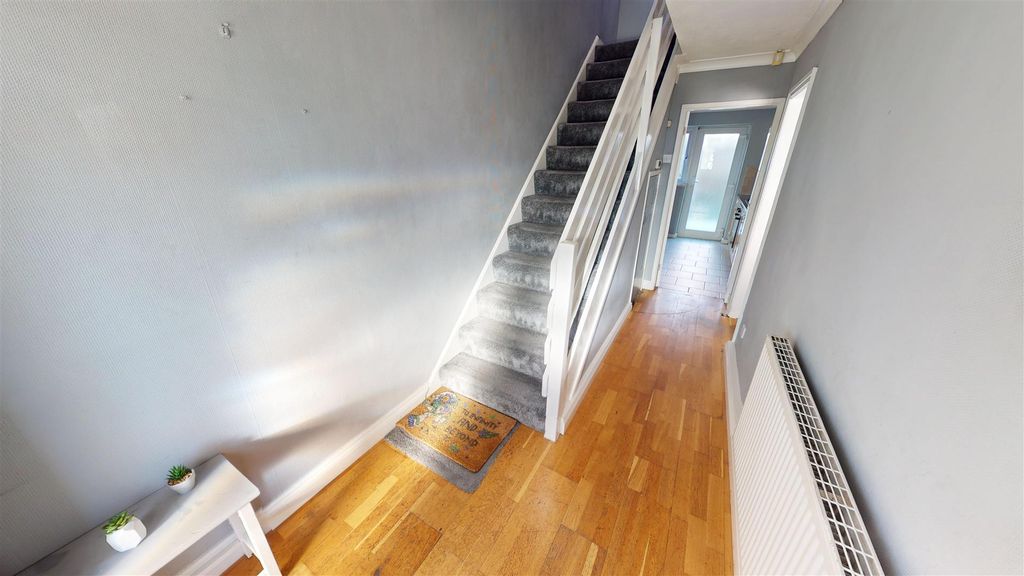 Property photo 3 of 15 Dearnham Avenue Hallway