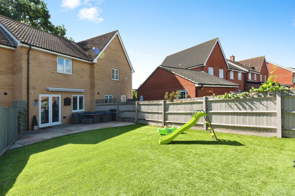 Property photo 2 of 17 63Denningtoncrescentdenningtoncrescentbasildonss142Ff-22