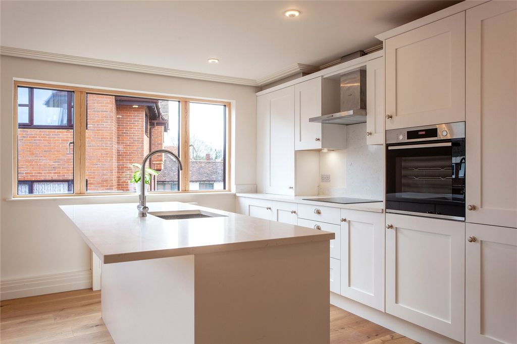 Property photo 3 of 11 Kitchen
