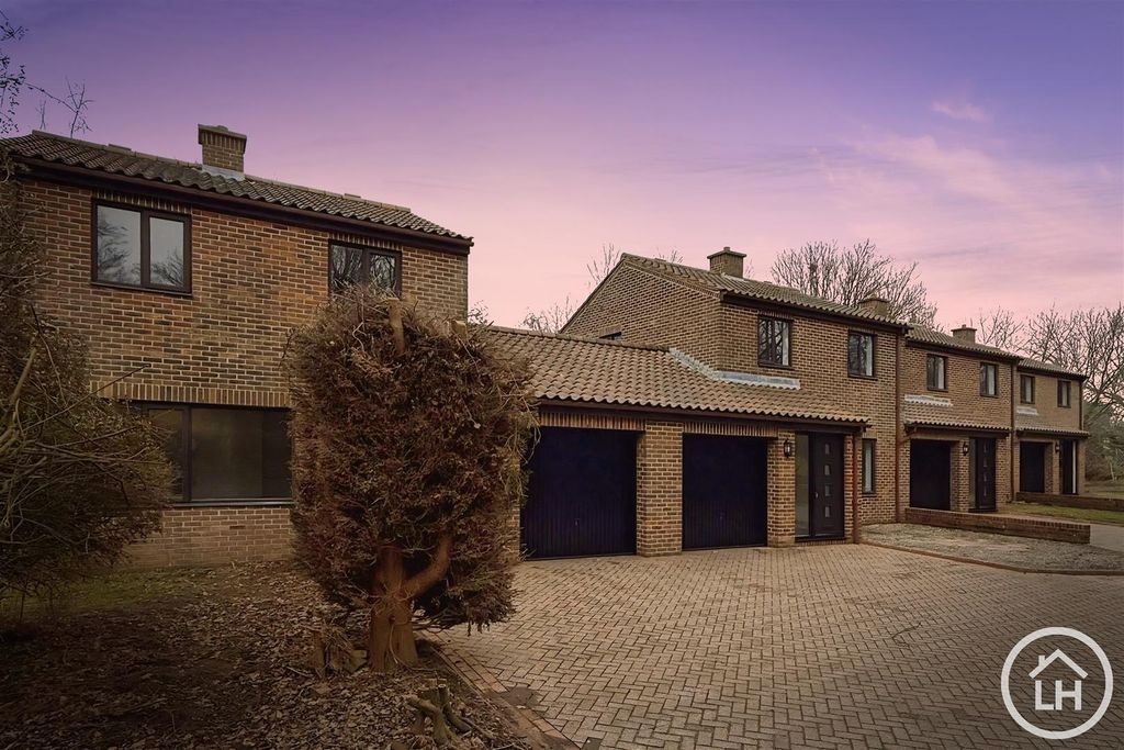 Property photo 2 of 14 Road View (Dusk)