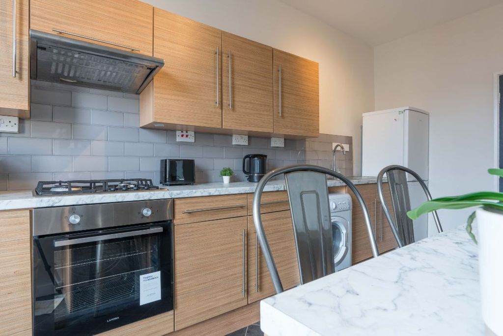 Property photo 3 of 10 Khf6 - Bathroom