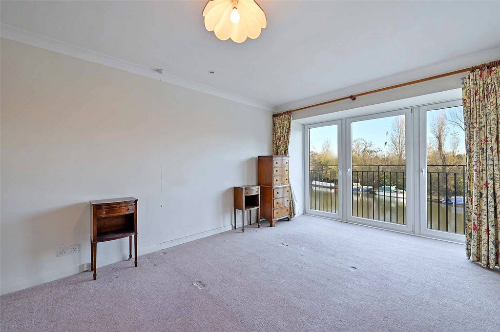 Property photo 3 of 18 Sitting Room