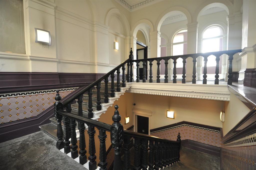 Property photo 3 of 10 Entrance/Vestibule