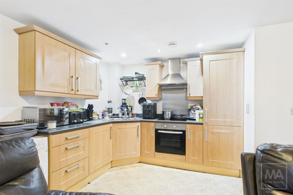 Property photo 3 of 10 Lounge Kitchen