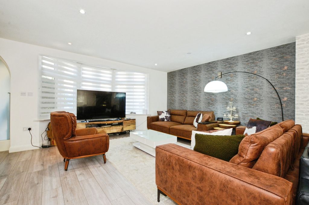 Property photo 2 of 20 Open Plan Living