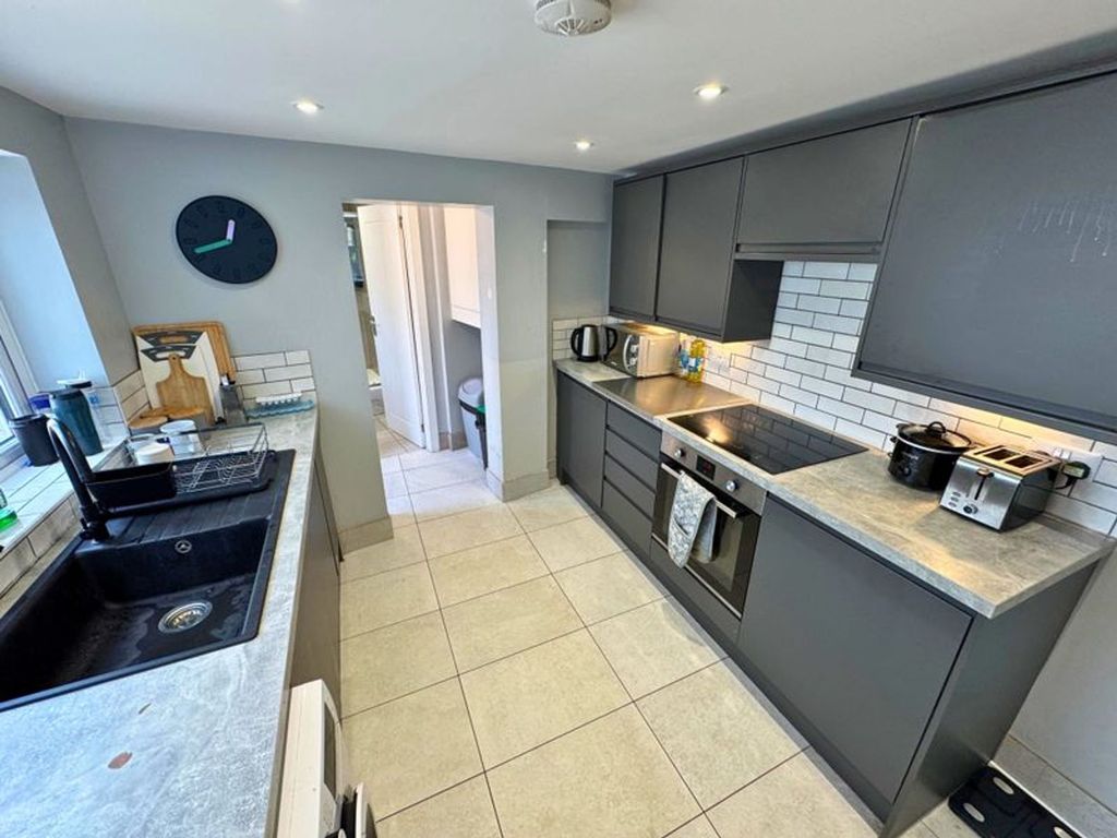 Property photo 2 of 9 Kitchen