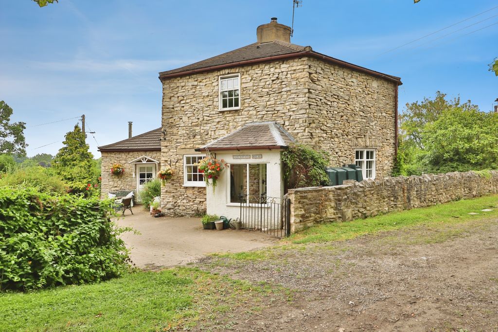 Property photo 1 of 32