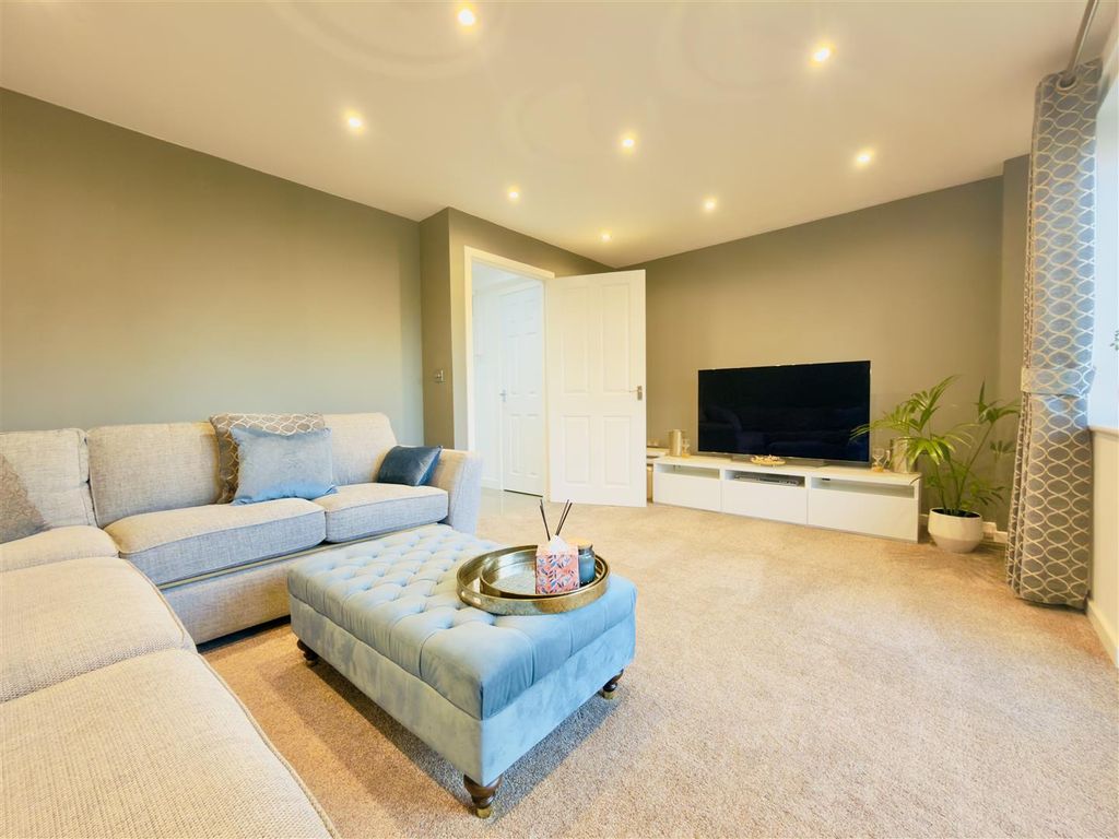 Property photo 2 of 26 Lounge