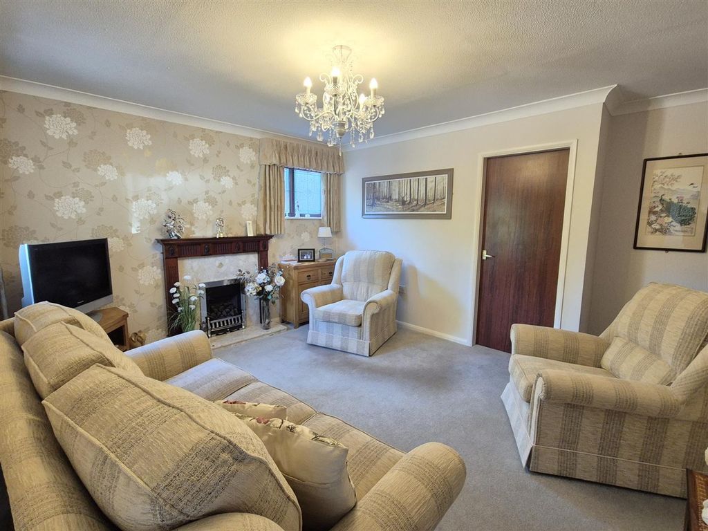 Property photo 3 of 16 Lounge