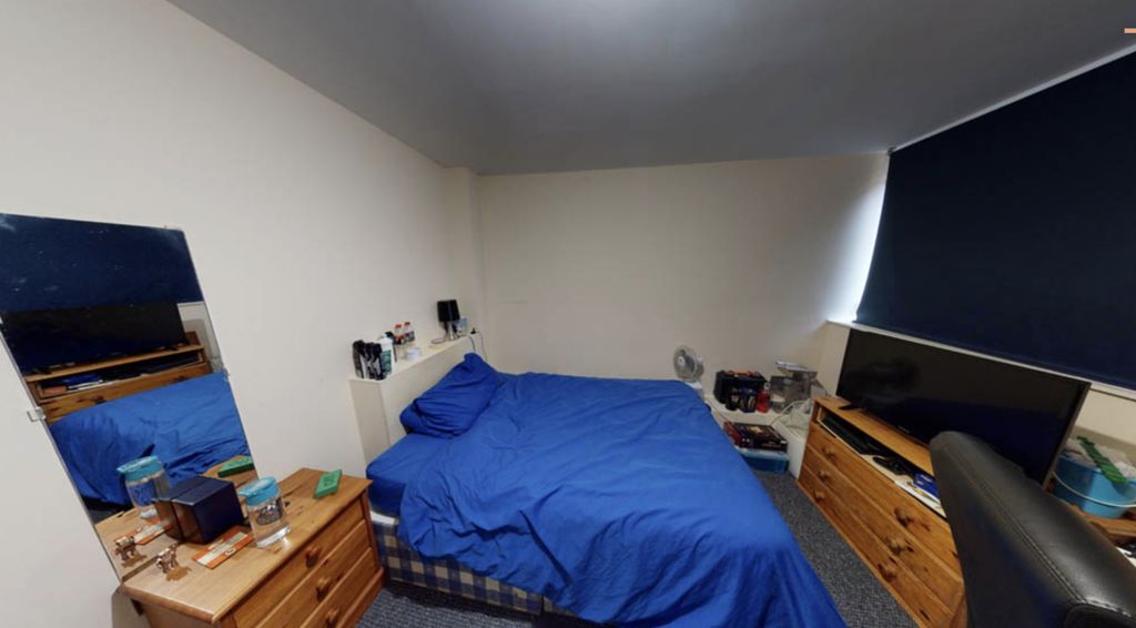 Property photo 1 of 6 A Well-Kept Bedroom Featuring A Double Bed With Ma...