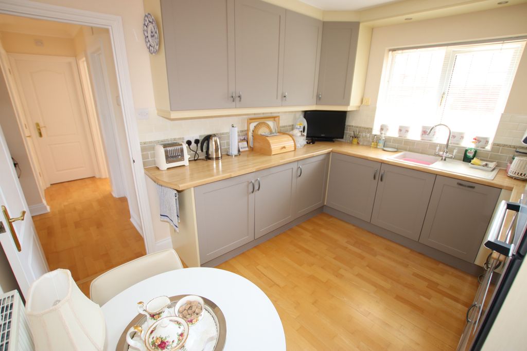 Property photo 1 of 13 Frinton Road, Holland On Sea.