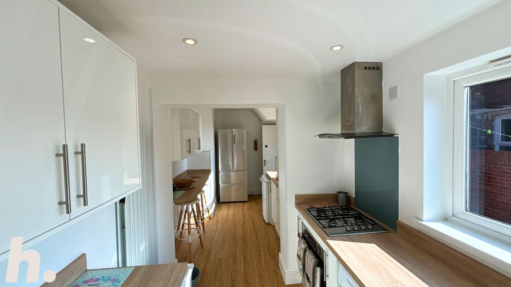 Property photo 3 of 9 Kitchen
