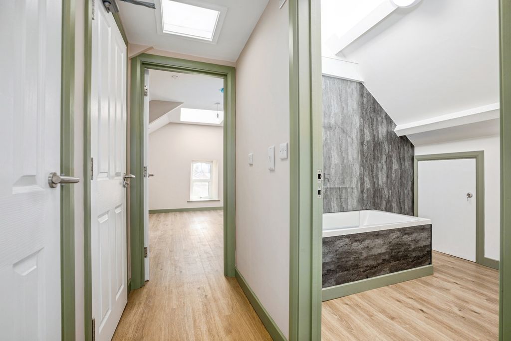 Property photo 3 of 13 Pbox-Img.Jpg
