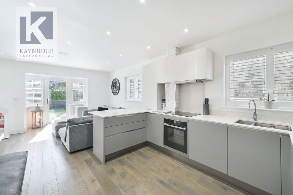 Property photo 2 of 12 Horseshoe Terrace Brighton Road, Kingswood - Kt20 6Qz