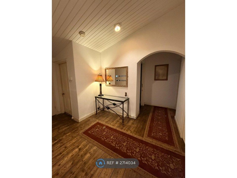 Property photo 3 of 11 Entrance Hall 2