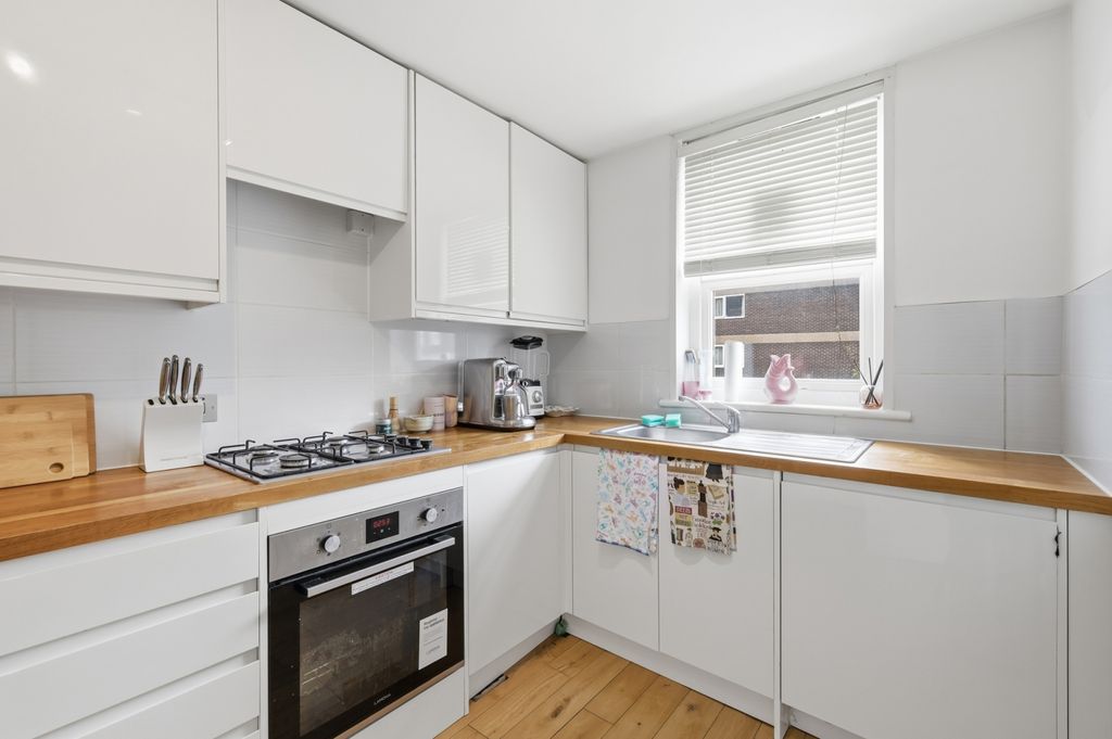 Property photo 3 of 11 Kitchen
