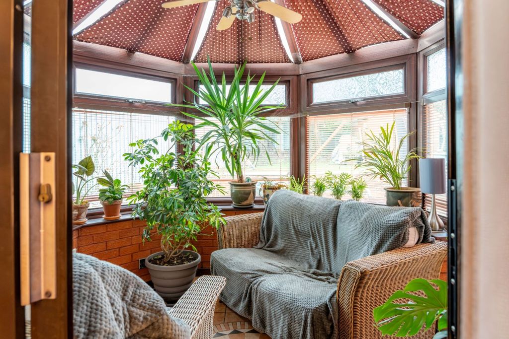 Property photo 3 of 29 Pennyfarthing36