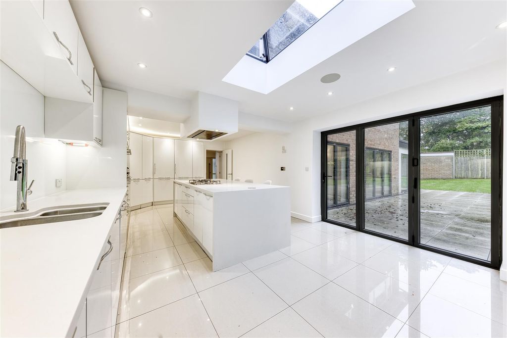 Property photo 3 of 27 Kitchen