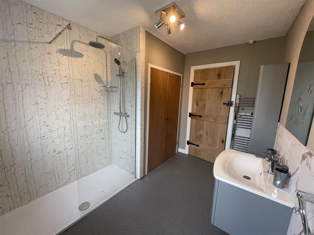 Property photo 2 of 21 Bathroom