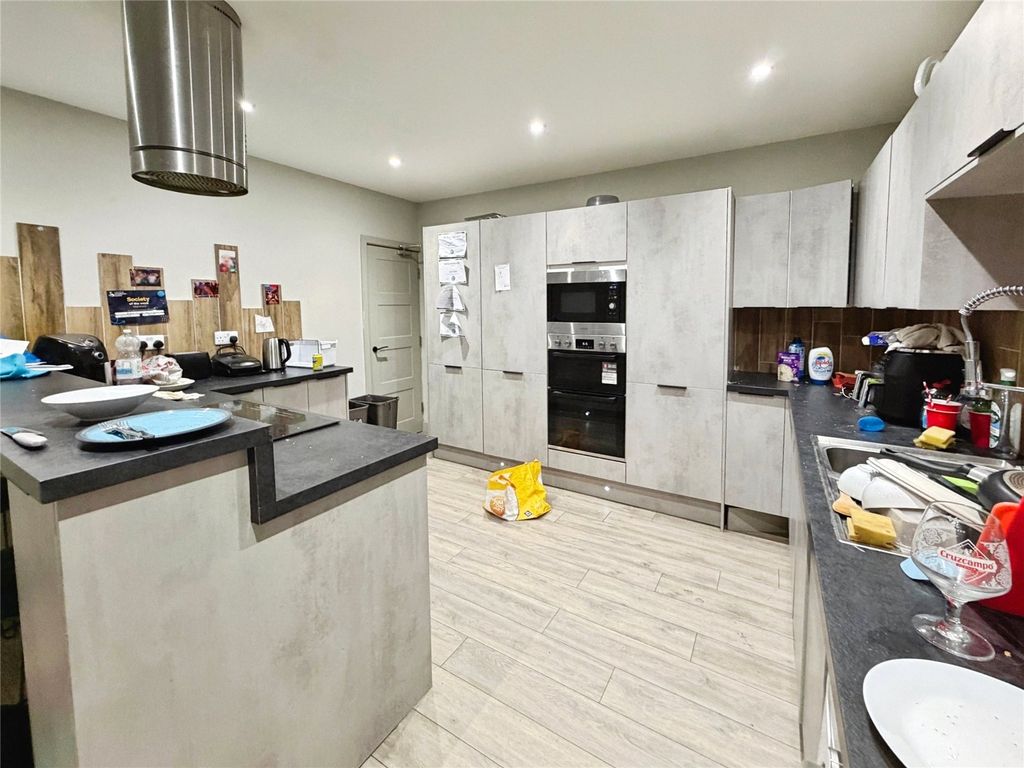Property photo 3 of 19 Kitchen