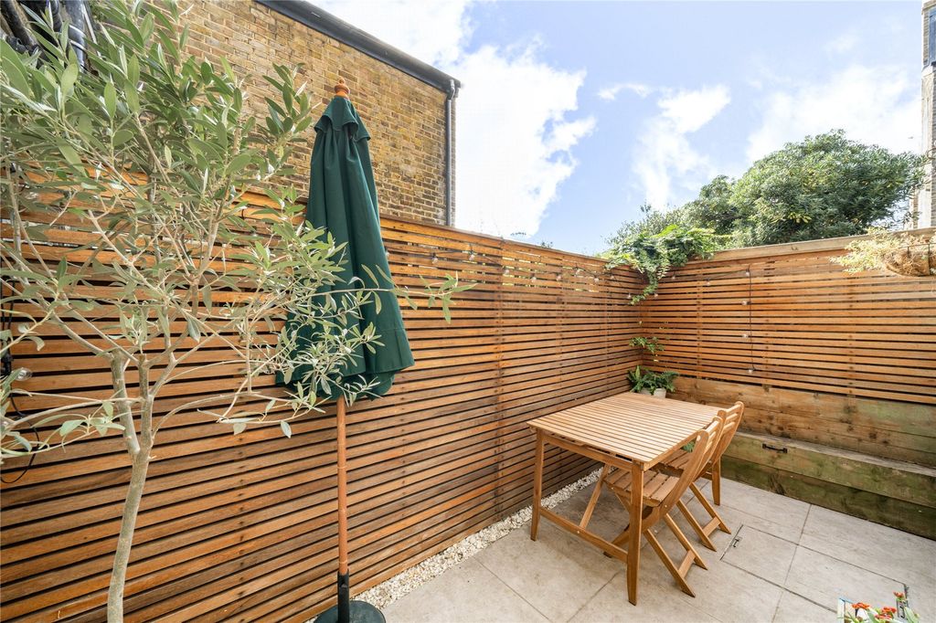 Property photo 2 of 10 Garden