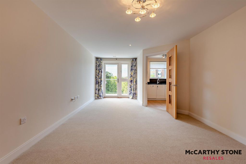 Property photo 3 of 22 8594532-Interior05-800.Jpg