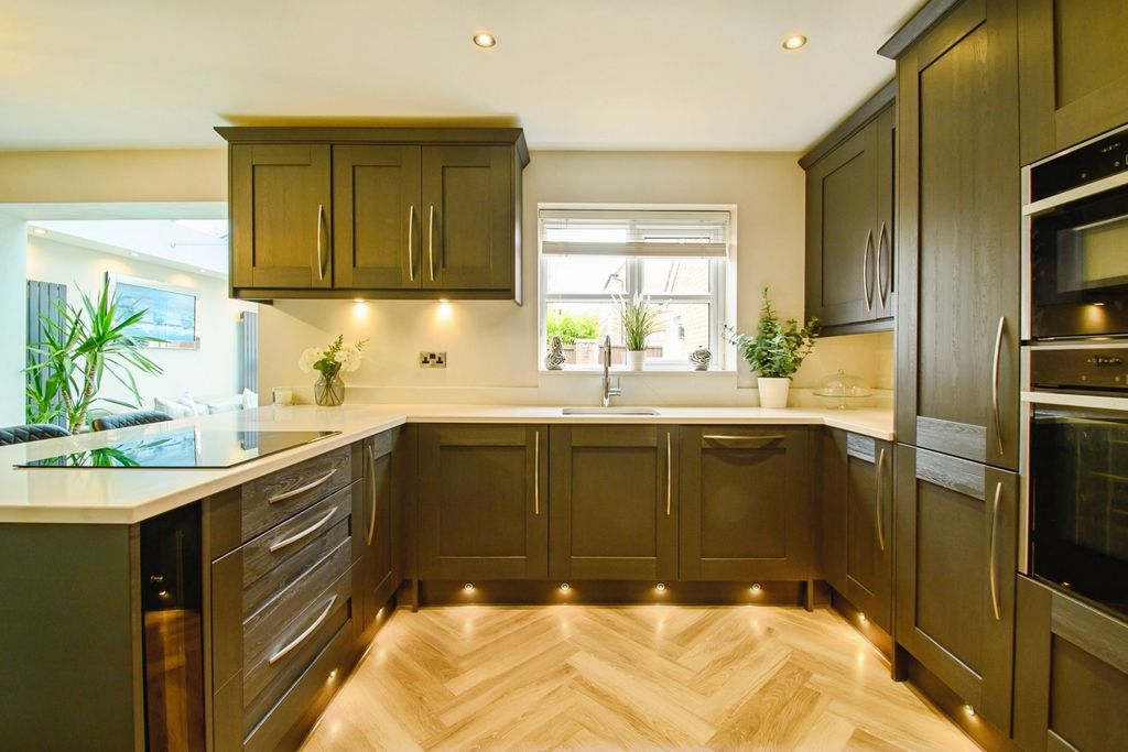 Property photo 3 of 25 Kitchen